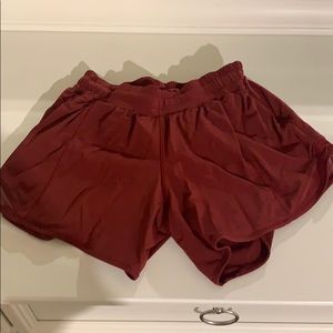 Lululemon size 4 hotty hot short long.